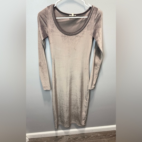 Aritzia Wilfred Free Anouk Long Sleeve Velvet Midi‎ Dress Size XS - Picture 1 of 4